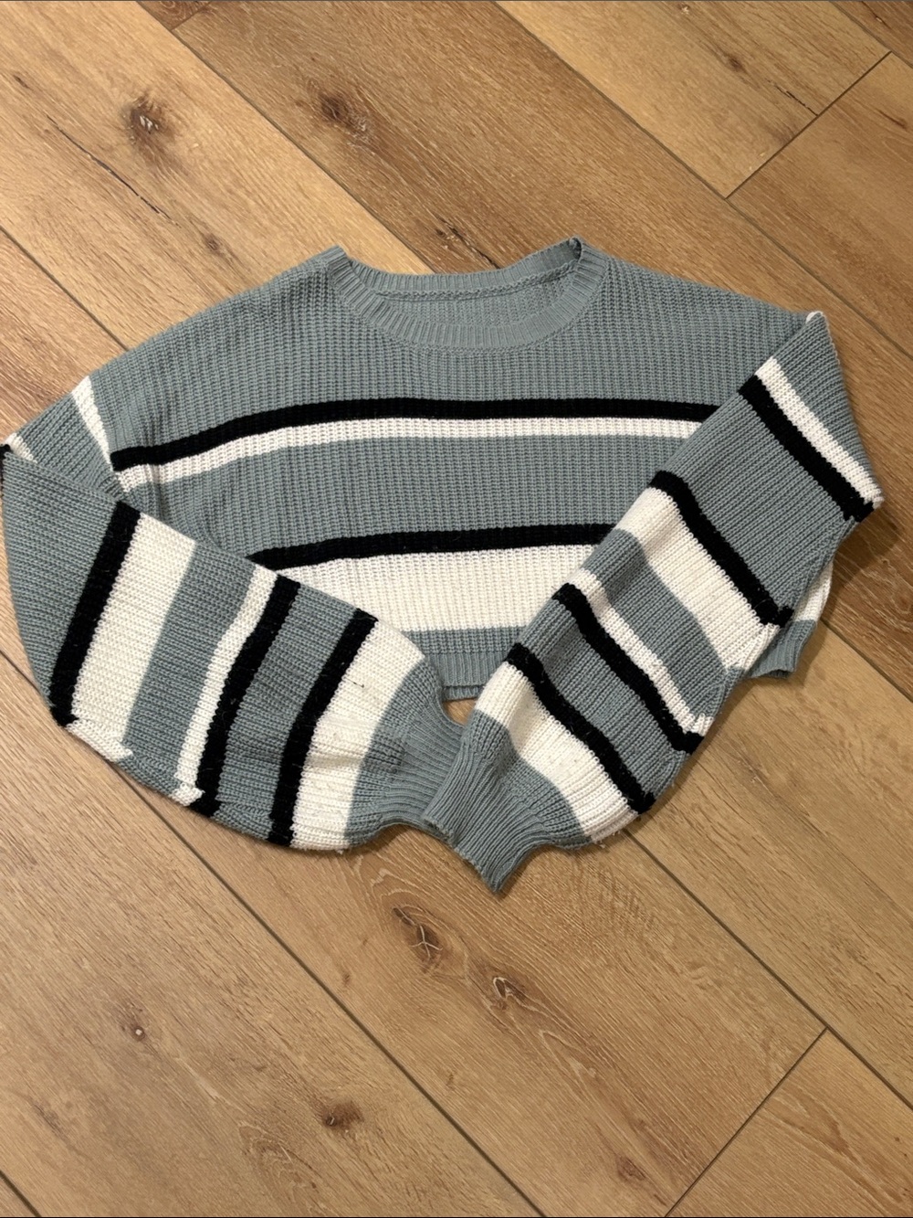 ROMWE Cropped Crewneck Sweater in Gray, White & Black